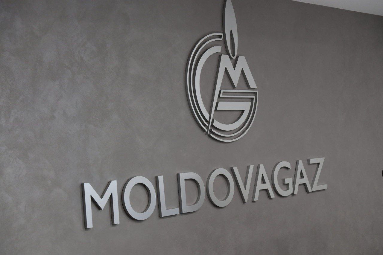 ℹ НАРЭ: «Moldovagaz» будет поставлять газ в Приднестровский регион до конца марта 2026 года   Национальное агентство по регламентированию в энергетике  НАРЭ  сегодня назначило S.A. «Moldovagaz» поставщиком природного газа для Приднестровского региона на период с 1 сентября 2025 года по 31 марта 2026 года. Решение носит временный, транзитный характер.  Согласно условиям назначения, компания сможет закупать газ на оптовом рынке Молдовы исключительно для нужд Приднестровья. Кроме того, пишет vesti24.md, S.A. «Moldovagaz» обязана формировать запасы газа для покрытия не менее 15% среднего годового потребления всех потребителей региона, включая домохозяйства и предприятия, оказывающие социально значимые услуги:  - к 30 сентября — не менее 50% запасов; - к 31 октября — 100% потребности.  В НАРЭ подчеркнули, что эти меры направлены на обеспечение непрерывного газоснабжения и социальной стабильности в регионе.