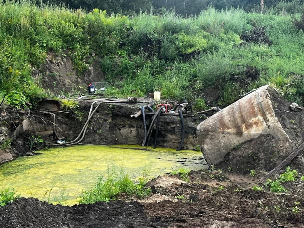 Петербургского бизнесмена задержали из за свалки возле Невского пятачка Полиция задержала руководителя организации за отходы у Невского пятачка возбудив дело о незаконном предпринимательстве Фирма получила более 31 млн руб но директор вывез мусор на не предназначенную территорию Это угрожает окружающей среде и оскорбляет память погибших Примерный объем вывезенного строительного мусора составил 36 000 кубометров Размер вреда причиненного окружающей среде в результате несанкционированной свалки оценивается в 12 981 500 рублей уточнили в полиции Изъяты бульдозер экскаватор и три самосвала Рассматривается дело по ст 159 УК РФ Фото Пресс служба ГУ МВД по Санкт Петербургу и Ленинградской области kommersant spb