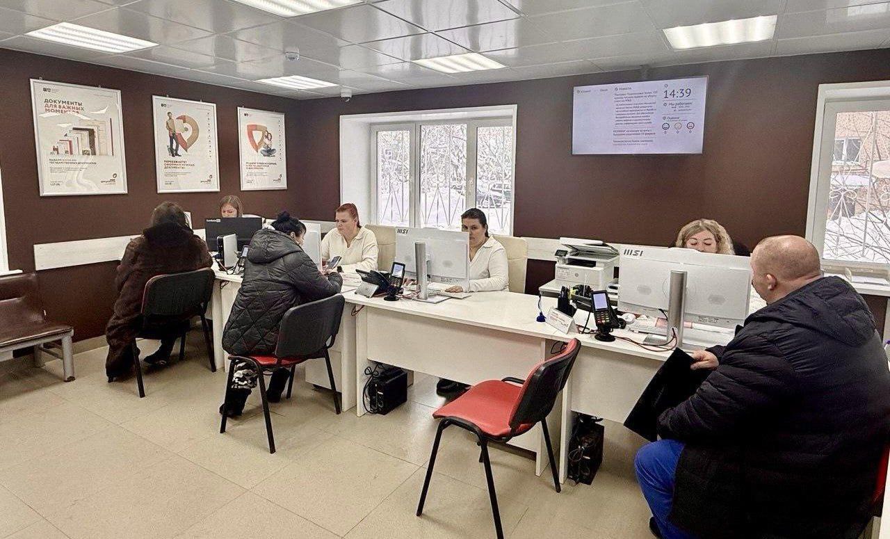 В Сергиево Посадском округе после переезда открылся офис МФЦ В г Хотьково возобновило работу отделение Мои Документы Благодаря новому расположению получать государственные услуги стало еще удобнее Отделение находится по адресу г Хотьково ул Калинина д 8 Для заявителей работают четыре окна приема документов есть комфортная зона ожидания Оборудовано два рабочих места с доступом к порталам госуслуг где консультанты всегда подскажут как оформить услуги в электронном виде Отделение многофункционального центра Мои Документы работает с понедельника по субботу с 8 00 до 20 00