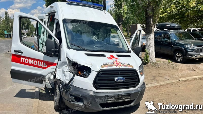 В Новочеркасске скорая с маленьким пациентом попала в ДТП В больницу его довезла другая бригада медиков. В Новочеркасске на Харьковском шоссе 21 июля около полудня произошло ДТП с участием машины скорой помощи. По предварительной информации, бригада медиков везла в больницу маленького ребенка с ожогами. Машина скорой помощи, по словам очевидцев, двигалась с мигалкой и сиреной. В районе индустриального парка образовался небольшой затор, и водитель скорой помощи объезжал его по полосе встречного движения. В это время водитель автомобиля «Шкода Фабиа» по какой-то причине не увидел в зеркало и не услышал спешащую скорую и начал поворачивать налево на прилегающую территорию, столкнувшись со спецмашиной. От удара «Шкоду» откинуло на обочину вправо, а «Форд» скорой помощи – влево, она вылетела на левую обочину, сбив информационный указатель. К счастью, в ДТП никто не пострадал. А мальчика, которого везла в больницу попавшая в ДТП скорая, доставила другая бригада медиков, находившаяся в этот момент неподалеку.