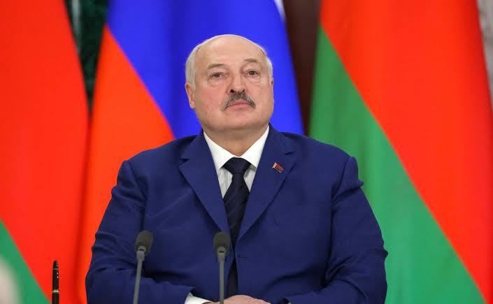 Лукашенко сообщил что состояние его здоровья хорошее По словам президента Белоруссии недавно он прошел полное медобследование Я недавно первый раз в своей жизни за два дня прошел полное медицинское обследование Что они только не творили со мной и даже в мозги залезли И некоторые спецслужбы интересует здоровье читаю же интернет там пишут что умирает Я говорю слушайте я не против передайте все исследования и пусть опубликуют Тем более я рад все нормально