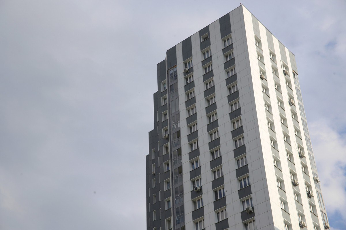 В Красноярском крае 1412 детей сирот обеспечат собственным жильем за счет регионального бюджета Воспользоваться своим правом они могут двумя способами Первый получение сертификата и самостоятельный выбор жилья в любом населенном пункте края К настоящему времени уже выдано 732 сертификата на приобретение квартир общая сумма 2 5 миллиарда рублей И второй способ получить уже готовые квартиры которые предложит государство Так на вторичном рынке приобретено 680 квартир на сумму 2 6 миллиарда рублей Новоселье сироты смогут до конца текущего года Подписаться на kpkrsk