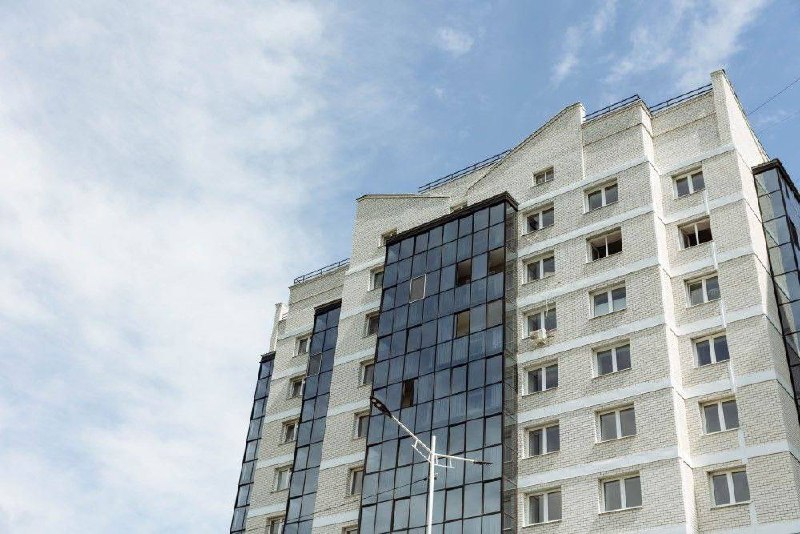 Многодетные семьи улучшают жилищные условия за счёт земельных участков и сертификатов Получив землю у семьи появляется участок для ведения садоводства или строительства дома а в Благовещенске семьи могут воспользоваться земельным сертификатом Средства целевой единовременной выплаты могут быть направлены в качестве первоначального взноса или на погашение ипотеки Многодетная семья из амурской столицы выплачивая ипотеку понимала что свой земельный участок им пока не нужен да и ближайший из предложенных в районе который далеко от их дома автомобиля в семье нет Из новостей узнали что можно вместо земли получить сертификат начали узнавать подробнее Я позвонила в министерство имущественных отношений мне подсказали что нужно обратиться в администрацию по месту жительства и написать заявление на сертификат Мы так и поступили В течение нескольких недель предоставили все необходимые документы и деньги поступили на счет в банк Оказалось всё очень просто Ипотека закрыта мы счастливы признаётся многодетная мама Светлана За последние несколько лет в Амурской области очередь многодетных семей ожидающих получения земельных участков сократилась с 1036 до 230 семей Регион последовательно выполняет поручение Президента о всесторонней поддержке многодетных семей и улучшении их жилищных условий При поддержке Правительства области в Благовещенске желающим семьям выдаются целевые выплаты взамен участка эти средства можно внести в качестве первоначального взноса или платежа по ипотеке В этом году 8 многодетных семей реализовали сертификаты еще 4 планируют это сделать сказал министр имущественных отношений области Сергей Олиферов