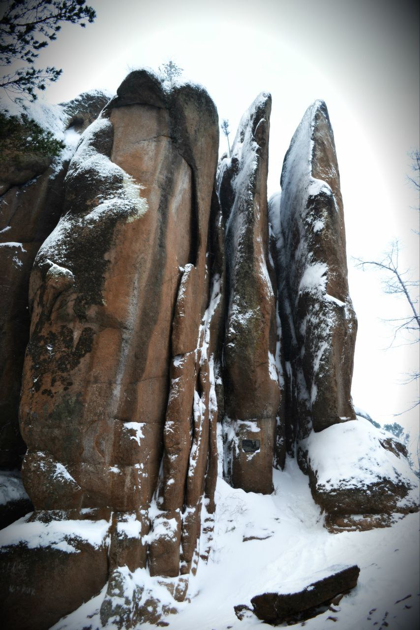 Столбистов успокоили запрета свободы не будет Администрация нацпарка Красноярские Столбы выждав паузу которая несколько затянулась разъяснила взволнованным горожанам что конкретно поменяют новые правила посещения особо охраняемых природных территорий Спойлер всё не так страшно как показалось сначала Самое главное обычному человеку который пришел на Столбы можно как и раньше лазить по скалам Его безопасность это его ответственность А вот несовершеннолетние смогут реализовать свою тягу к скалолазанию только в рамках организованного спорта под руководством тренера Больше всего геморроя свалится на гидов и туроператоров которые работают на территории нацпарка Им будет нужна аккредитация в дополнение к аттестации Для них предусмотрены и штрафные санкции в отличие от одиночных туристов Главный вывод новые правила не про запреты а про безопасность и ответственность Алюминиевые огурцы в MAX ещё больше фото и видео