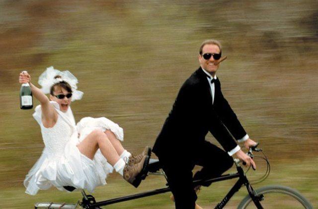 В Ленинградской области молодожёнам начнут дарить свадебные путешествия С 1 февраля парам будут вручать подарочную карту на поездку по Ленобласти Получить подарок смогут супруги до 35 лет если для обоих это первый брак и регистрация состоялась после 1 августа 2025 года Эй Питер