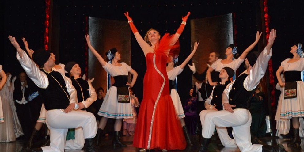 На Украине семьи погибших бойцов пригласили на бесплатный спектакль Веселая вдова С инициативой выступил горсовет Запорожья Спектакль рассказывает о богатой вдове чьё состояние привлекло внимание многочисленных поклонников