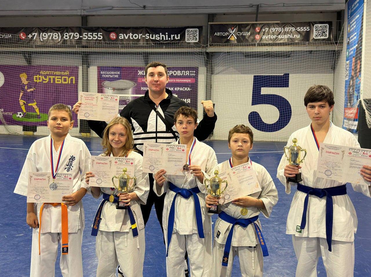 Наши чемпионы вернулись с победами с межрегиональных соревнований 7 декабря в Симферополе прошли Межрегиональные соревнования посвящённые основанию киокушинкайкан карате в Республике Крым Воспитанники Генического детско юношеского спортивного центра показали блестящие результаты и заняли достойные призовые места Наши победители и призеры 1 место Максим Машталер Евгений Гоман и Полина Копильчак в разделе КАТА 2 место Максим Есен 3 место Артем Бушин Особые слова благодарности тренеру Александру Пирожникову который подготовил наших спортсменов к этим серьезным соревнованиям Ему была вручена Благодарность за личный вклад в развитие физической культуры и спорта в Южном Федеральном Округе