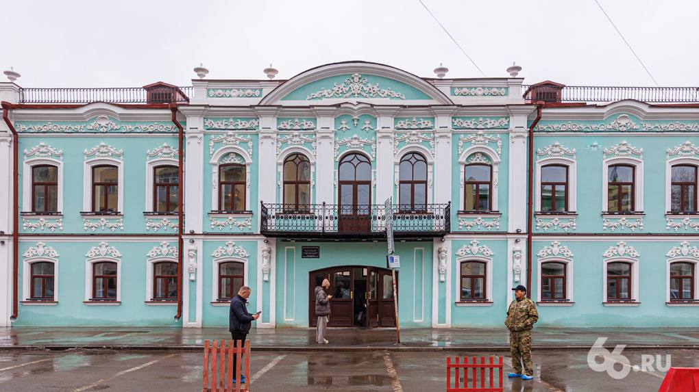 В самом центре Екатеринбурга за три года отреставрировали Исторический особняк, который 30 лет был скрыт за  строительными лесами   Дом бывшего городского главы Ильи Симанова построили в 1850-1870 годах, а последние три десятка лет он стоял заброшенный — все это время его фасад был закрыт строительными лесами. Сейчас особняк отреставрировала копания «Деловой дом на Архиерейской» за 315 миллионов рублей — вчера прошло его официальное открытие.   Утверждается, что специалисты работали с архивными фото и со 100% точностью воссоздали здание на Попова, 4. Так на фасаде всю лепнину, включая редкие фигурки маленьких атлантов-ангелочков — «путти», восстанавливали вручную мастера из Каслей. Плюсом для дома сделали подсветку.   Назначение здание пока не известно. Его могут отдать под офисы бизнес-класса, ресторан или дипломатическое представительство. Кстати, ранее в сети была информация, что в доме разместиться новое генконсульство Индии.   Фото: Антон Буценко / 66.RU  Новости Екб тут