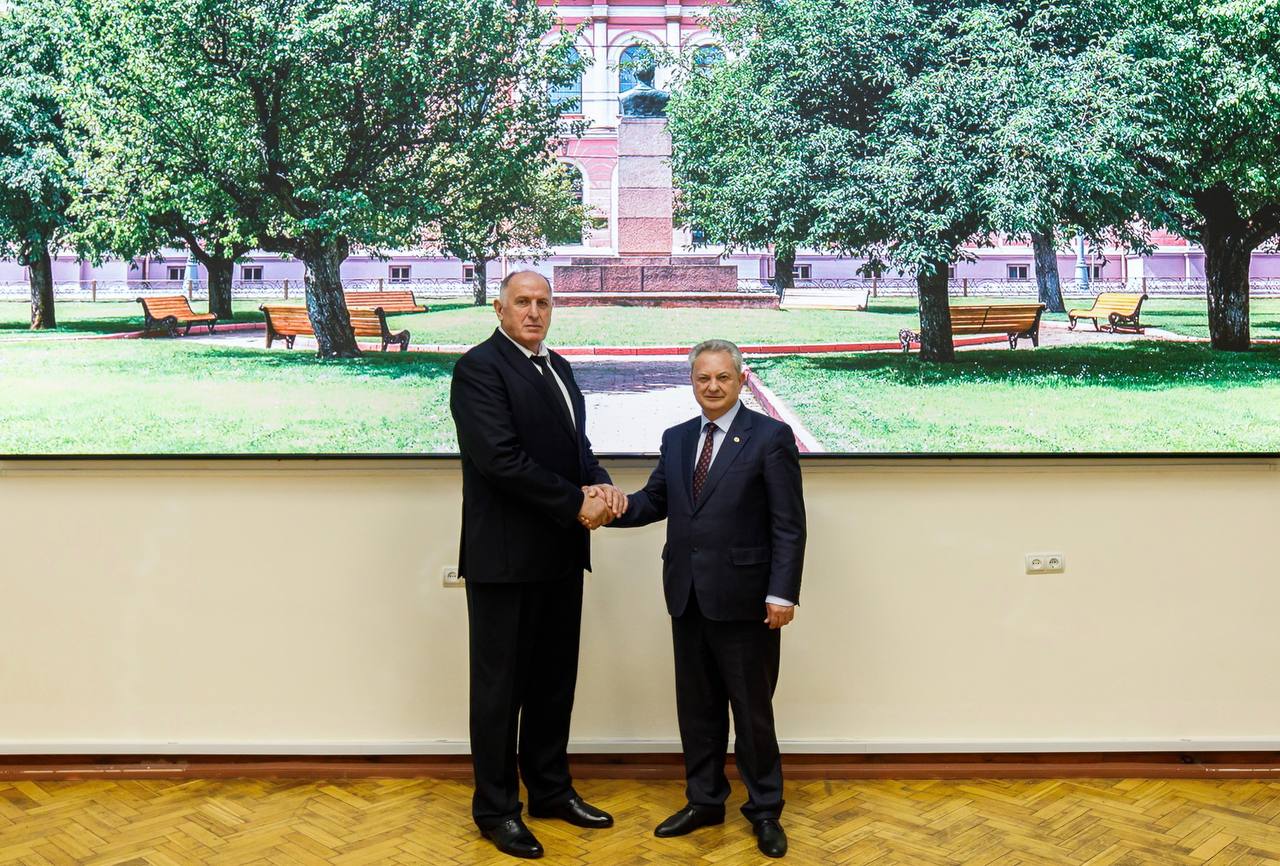 Президент России Владимир Путин наградил коллектив Российского государственного аграрного университета имени К А Тимирязева орденом За доблестный труд Высокая награда присвоена за большой вклад в подготовку высококвалифицированных специалистов для агропромышленного комплекса России и заслуги в научно педагогической деятельности сообщает пресс служба дагестанского кабмина Ректора Владимира Трухачева и коллектив сельскохозяйственной академии поздравил выпускник вуза 1983 года выпуска Председатель Правительства Дагестана Абдулмуслим Абдулмуслимов Уважаемый Владимир Иванович Сердечно поздравляю Вас и Ваш коллектив с заслуженной наградой Академия имени Тимирязева является одним из старейших образовательных учреждений России готовящих кадры для сельского хозяйства В этом году вуз отмечает 160 й юбилей За годы своего существования учебное заведение воспитало тысячи талантливых специалистов чьи знания востребованы на практике Благодаря Вашим усилиям наша страна укрепляет позиции лидера в области производства экологически чистой продукции и инновационного подхода к сельскому хозяйству Занимаясь подготовкой кадров проведением прикладных исследований и внедрением инновационных технологий коллектив вуза продолжает демонстрировать высочайший уровень профессионализма оказывая огромное влияние на обеспечение продовольственной безопасности государства Академия имени Тимирязева давно стала символом качества образования и научной мысли вдохновляя тысячи молодых талантов становиться успешными специалистами и продолжая развивать традиционную российскую школу сельскохозяйственного дела Ваши студенты успешно реализуют себя в разных регионах страны включая Республику Дагестан славящуюся своими плодородными землями и уникальным климатом Долгих лет жизни здоровья счастья каждому сотруднику студентам и выпускникам академии Искренне благодарю Вас за Вашу великую миссию воспитания патриотов своей земли и желаю дальнейших профессиональных успехов научных достижений процветания и реализации всех намеченных планов