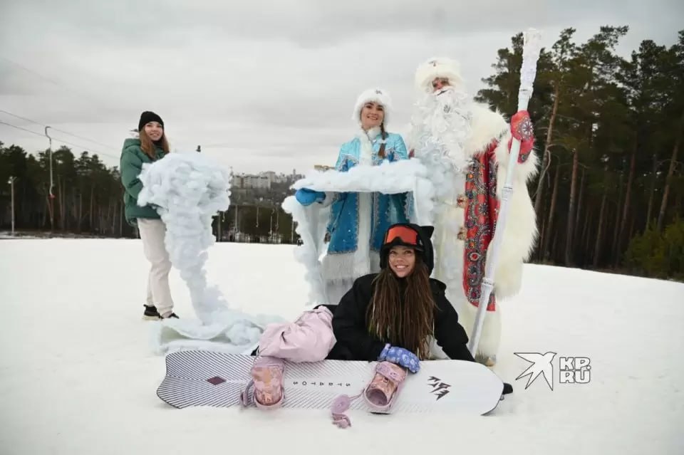 Новогодний перформанс Дед Мороз эффектно спустился с горы с гигантской бородой Сказочный персонаж эффектно спустился со склонов Уктусских гор демонстрируя зрителям 30 метровую бороду которая уже считается самой длинной на Урале Образ волшебника воплотил аниматор Денис Тельнов а идею придумала стилист Оксана Плохих На создание гигантской бороды ушло три дня работы стоимость материалов около 10 тысяч рублей Новогодний сезон в Екатеринбурге стартовал громко и длиной в 30 метров КП Екатеринбург Подписаться на Уральский меридиан