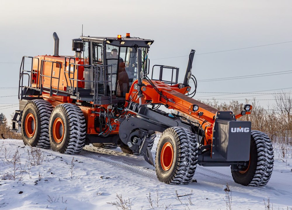 Компания UMG представила новый тяжелый автогрейдер ДЗ 350 Машина которая станет первым отечественным автогрейдером с эксплуатационной массой 35 тонн в ближайшее время приступит к эксплуатационным испытаниям в горнорудных компаниях