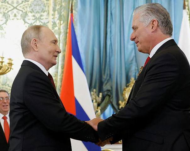 Россия вложит $1 млрд в экономику Кубы — Путин обещал поддержку до 2030 года Вице-премьер Дмитрий Чернышенко заявил, что Россия готова инвестировать $1 млрд в Кубу до 2030 года. Средства пойдут на создание таксопарка из «Москвичей», строительство отелей и восстановление сахарной промышленности. Ранее Москва простила Гаване $32 млрд долга и отсрочила кредит на €1,2 млрд. / Реклама СЕРТ НА 5000!