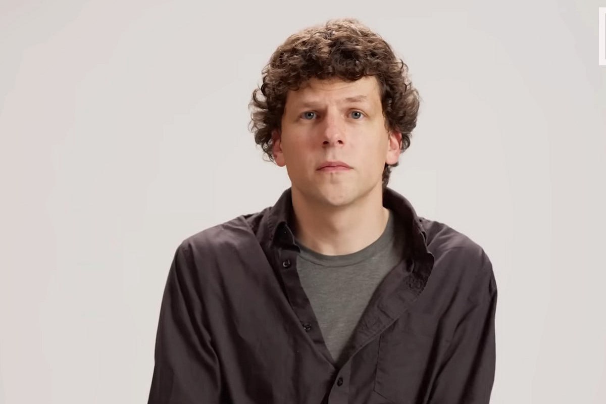 Джесси Айзенберг пожертвует почку незнакомому человеку Американский актёр Джесси Айзенберг рассказал что в середине декабря планирует пожертвовать почку незнакомому человеку сообщает TODAY 42 летний актёр отметил что идея пришла ему около 10 лет назад но тогда он не получил ответа от благотворительной организации Недавно его подруга врач порекомендовала обратиться в одну из нью йоркских больниц где после обследований назначили дату операции По данным Управления ресурсов и услуг здравоохранения США на сентябрь 2024 года в очереди на трансплантацию почки находились около 90 тысяч человек vesti az