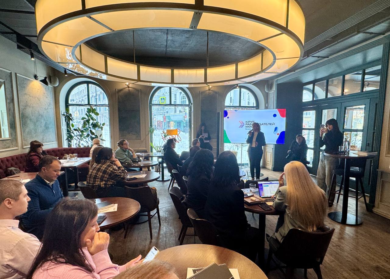 Рынок HoReCa остается одним из самых быстрорастущих сегментов занятости По данным Авито Работы число вакансий в отрасли за год увеличилось вдвое 98 средняя предлагаемая зарплата составила 84 789 руб мес 46 год к году Эту тенденцию подтверждает Москва по данным центра Профессии будущего в столице сейчас доступно более 33 000 вакансий в индустрии гостеприимства Отраслевой рынок труда обсудили на первой в 2026 году встрече Клуба работодателей Москвы HR кухня HoReCa как выживать и расти в условиях современного рынка По итогам 2025 года в целом по России двукратный рост спроса зафиксирован на су шефов 102 вакансий шеф поваров 102 помощников официанта 92 В Москве количество вакансий увеличилось на 46 а средняя предлагаемая зарплата достигла 81 965 руб мес 12 Чаще всего работодатели искали су шефов 80 помощников официантов 51 и работников кухни 47 Соискательская активность в столичном HoReCa выросла на 60 а число размещённых резюме на 75 В HoReCa конкуренция за персонал выходит за пределы зарплатных предложений В III квартале 2025 года московские работодатели в 2 3 раза 130 чаще стали указывать обучение как часть оффера на 97 увеличилось количество предложений с корпоративными скидками на 80 с зонами отдыха на 72 парковку и на 67 медицинскую страховку Это показывает смену модели бизнес начинает бороться не только за найм но и за удержание Сотрудники отрасли всё чаще выбирают работодателя по совокупности условий атмосфере возможностям роста и заботе а не только по цифре в вакансии Именно комплексное предложение сегодня становится главным фактором устойчивости команды комментирует Андрей Кучеренков директор бизнес направления Авито Работы Мы слышим запрос бизнеса на квалифицированные кадры Именно поэтому наш центр практического обучения Профессии будущего в Печатниках предлагает конкретные и эффективные решения Максимум за три месяца мы готовим по самым востребованным профессиям для индустрии гостеприимства в числе которых повара бармены бариста и официанты пекари и кондитеры а также администраторы и горничные Работодатели партнеры сами участвуют в формировании учебных планов и проведении занятий именно поэтому 85 выпускников получают предложение о работе еще до окончания обучения В год мы будем выпускать более 15 тыс квалифицированных специалистов для ключевых отраслей экономики города рассказал Андрей Тарасов руководитель службы занятости населения Москвы и центра Профессии будущего Новости АвитоРабота КлубРаботодателей