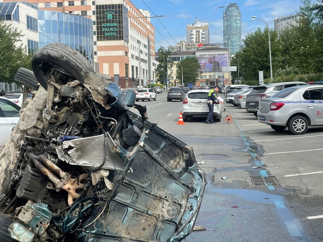 В Екатеринбурге на улице Белинского около Атриум Палас Отеля — жесткое ДТП. Там перевернулся автомобиль. На месте аварии работают ДПС, реанимация и пожарные Видео: ТГ-канал "Злой Екатеринбург" Фото: ГАИ Свердловской области «Уральский меридиан»