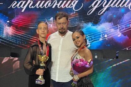Спортсмены из ДНР победили на соревнованиях по танцевальному спорту в Москве Спортсмены из Донецкой Народной Республики одержали победу на всероссийских соревнованиях по танцевальному спорту, которые проходят в Москве. Об этом сообщил министр спорта и туризма ДНР Юрий Мартынов. Он уточнил, что состязания проходят в столице России с 10 по 20 июня. Спортсмены нашей Республики Калинкин Сергей и Брахми Инесса заняли первое место среди 178 участников из разных регионов России в дисциплине «Кубок по танцу «джайв», - рассказал Мартынов.