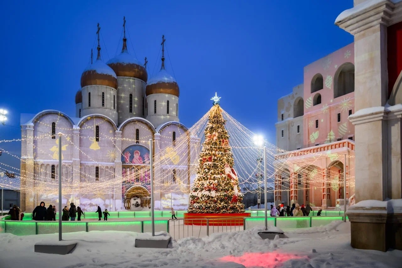 Киновыходные в кинопарке Москино 17 и 18 января гостей ждет тематическая программа Эфир детства с мастер классами и съемками Мероприятия пройдут с 12 00 до 18 00 В павильоне возле натурного хромакея приглашают на занятия по рисованию раскадровок к сказке Морозко и принять участие в постановке в декорациях дома Деда Мороза На ярмарочной площади в павильоне Анимация с 12 00 до 15 00 пройдут мастер классы по лепке мультипликационных персонажей из пластилина а с 15 40 до 18 00 состоятся занятия по рисованию цветным песком На сцене Театра Гонзаги в субботу в 15 00 гости увидят представление по мотивам сказки Муми тролль и комета В воскресенье в 15 00 там же состоится спектакль Путешествие в страну одуванчиков На центральной площади будет работать тюбинговая горка с четырьмя спусками а на территории съемочной площадки Соборная площадь можно покататься на коньках Каток и горка будут работать с 11 30 до 21 30 Билеты 600 1000 р без посещения катка 900 1300 р с посещением катка Адрес поселение Краснопахорское квартал 107 Подписаться Московская афиша