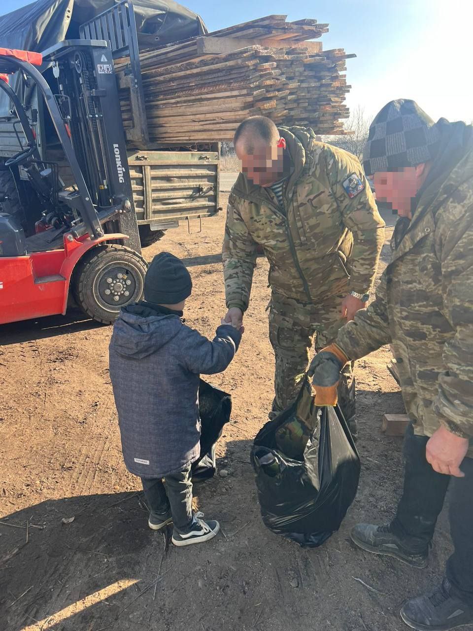 Пятилетний ставрополец потратил все свои накопления на сапоги для бойцов СВО.   Изначально пятилетний Артем из Новоалександровского округа копил на телефон, но решил купить шесть пар обуви для военнослужащих, когда узнал, что защитники приедут домой.  Мальчик попросил родителей купить сапоги на все собранные средства, а потом лично передал их бойцам, рассказал глава округа Эдуард Колтунов.