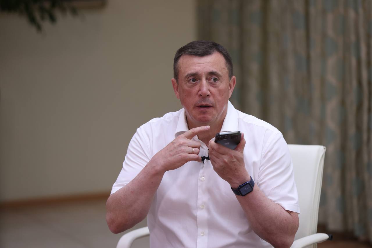 Позвонила Елена Павловна из Углегорского района. Женщина рассказала, что детскую площадку рядом с ее домом закрыли из-за небольших повреждений, но ремонт так и не начался — детям негде играть. Также напомнила о тротуаре у школы, который местная администрация обещала заасфальтировать, но дело не сдвигается. Связался с главой района: площадку отремонтируют в июле, тогда же начнут и работы по тротуару.