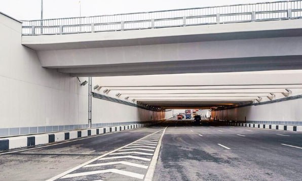 В Москве до 2029 года построят почти 50 искусственных дорожных сооружений Строительство 47 мостов тоннелей эстакад и путепроводов планируется реализовать в столице за счет средств городского бюджета к 2029 году Строительство искусственных дорожных сооружений остается одним из приоритетных направлений в развитии транспортного каркаса Москвы Только за 2024 год было возведено 25 тоннелей эстакад мостов и путепроводов которые кратно увеличили транспортную доступность районов ограниченных водными преградами или железнодорожными путями Появление новых мостов тоннелей и путепроводов позволяет формировать новые точки притяжения деловые производственные культурные в разных частях города делая его более полицентричным К 2029 году планируем возвести почти 50 новых искусственных сооружений Отмечается что искусственные дорожные сооружения позволяют перераспределять автомобильные потоки снижая нагрузку на существующие дороги и уменьшая интенсивность движения машин Так строительство новых мостов и тоннелей помогает избежать заторов на основных магистралях и ускоряет перемещение транспорта