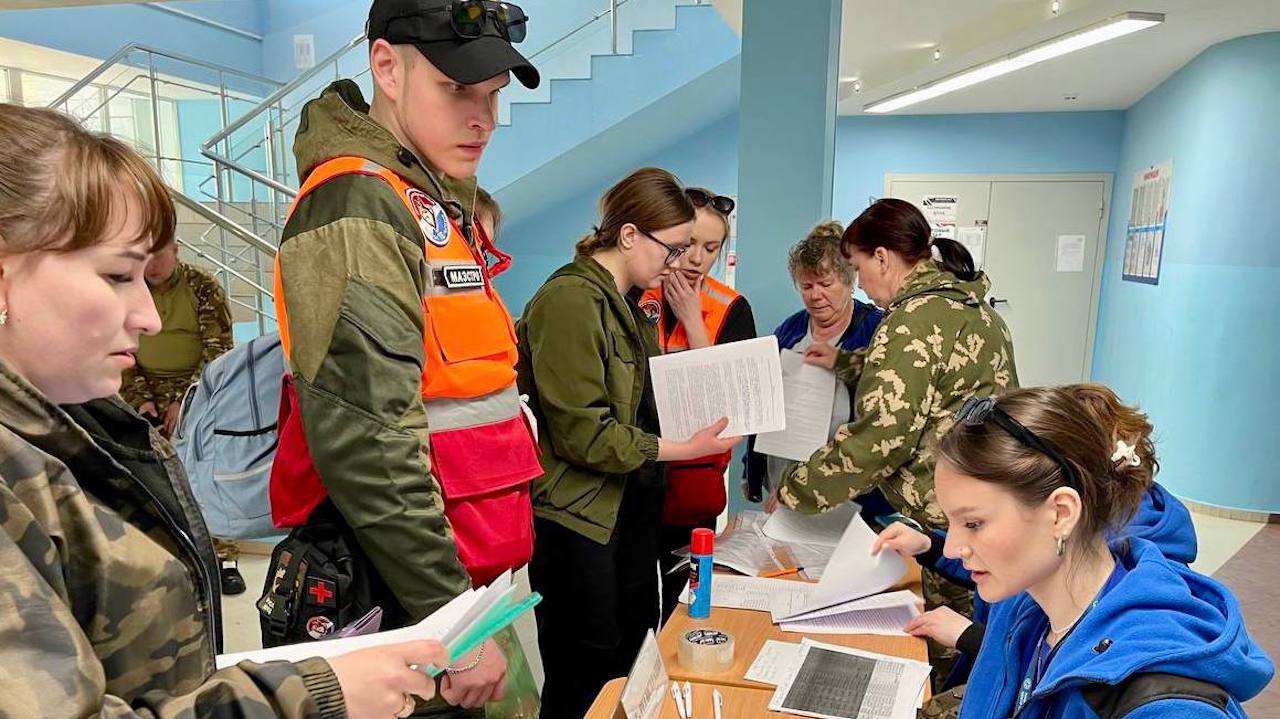 Четверо добровольцев из поискового отряда "МурманСпас" участвуют во Всероссийском слете волонтеров-поисковиков Обменяться опытом и постичь уроки мастерства от профессионалов в Тюменскую область съехались 250 участников из 54 регионов страны. "Мурманскую область представляют сразу четверо волонтеров поискового отряда "МурманСпас", тесно взаимодействующие с Главным управлением МЧС России по региону. Мы уверены, что полученные ими знания станут надежным фундаментом для дальнейшей эффективной деятельности на благо нашего Заполярья", — подчеркнула начальник пресс-службы Главного управления МЧС России по Мурманской области Дина Рыгина. Фото: ГУ МЧС России по Мурманской области Подпишись — Вести Мурман