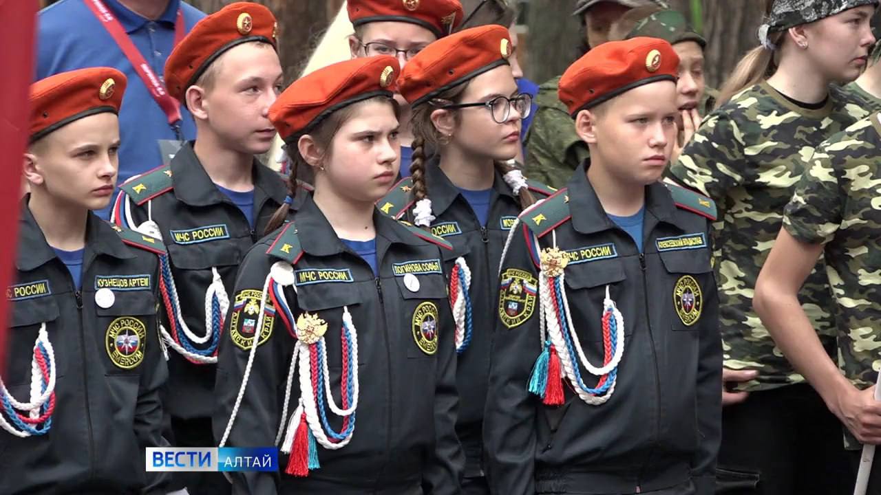 В Барнауле стартует краевая профильная смена «Юный патриот Алтая». За пять дней ребята успеют прыгнуть с парашютом, поучаствовать в командных и военно-тактических играх. 25 команд юнармейских, военно-спортивных объединений и патриотических клубов со всего края соберутся в Борзовой Заимке на базе Детского оздоровительного лагеря им. Гагарина. Для активных и амбициозных школьников это возможность примерить на себя роли следователей, полицейских, пограничников. Для них будут организованы образовательные площадки с мастер-классами, а также тематические музеи и выставки. В этом году смена посвящена Году защитника Отечества и 80-летию Победы в Великой Отечественной войне. Поэтому вся программа направлена на знакомство с буднями пограничников, полицейских, прокуроров, росгвардейцев. Азы этих профессий 150 школьников края будут постигать под руководством инструкторов с большим практическим опытом.