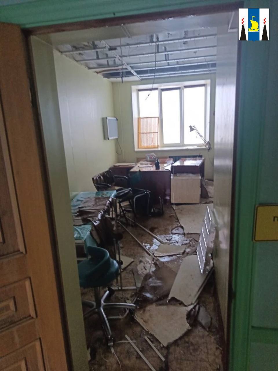 В Центральной районной больнице Северо Курильска ведутся аварийно восстановительные работы В результате землетрясения произошедшего ночью в Северо Курильске в районной больнице произошел прорыв батареи на 2 этаже в пустующей палате южного крыла основного корпуса больницы В связи с этим нарушилась работа нескольких кабинетов Во время землетрясения людей в помещении не было никто не пострадал По информации регионального министерства здравоохранения приём пациентов в настоящий момент перенесён в смежные кабинеты Медицинская помощь оказывается в прежнем режиме Повреждённые кабинеты в настоящий момент освобождаются от мебели оборудования упавших навесных потолков подсушиваются и подлежат косметическому ремонту