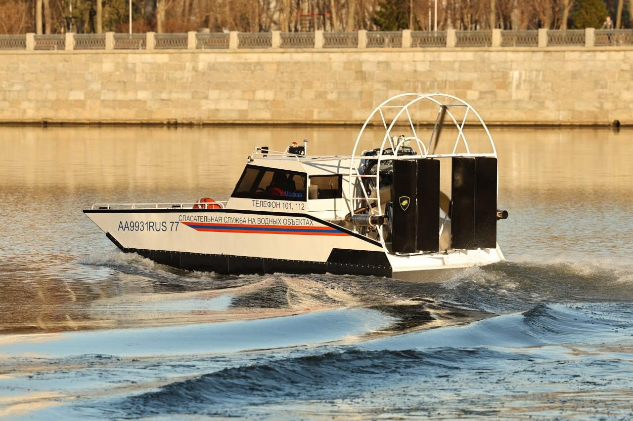 Московские спасатели будут патрулировать водоемы на новых аэролодках  Столичная поисково-спасательная служба получила аэролодки отечественного производства. Как сообщил заместитель Мэра Москвы Петр Бирюков, техника обладает высокой маневренностью, надежностью и проходимостью. Аэролодки легко переходят с воды на снег и наоборот, а их скорость на льду достигает 100 км/ч. Итоги эксплуатации покажут необходимость дальнейшего оснащения флота.