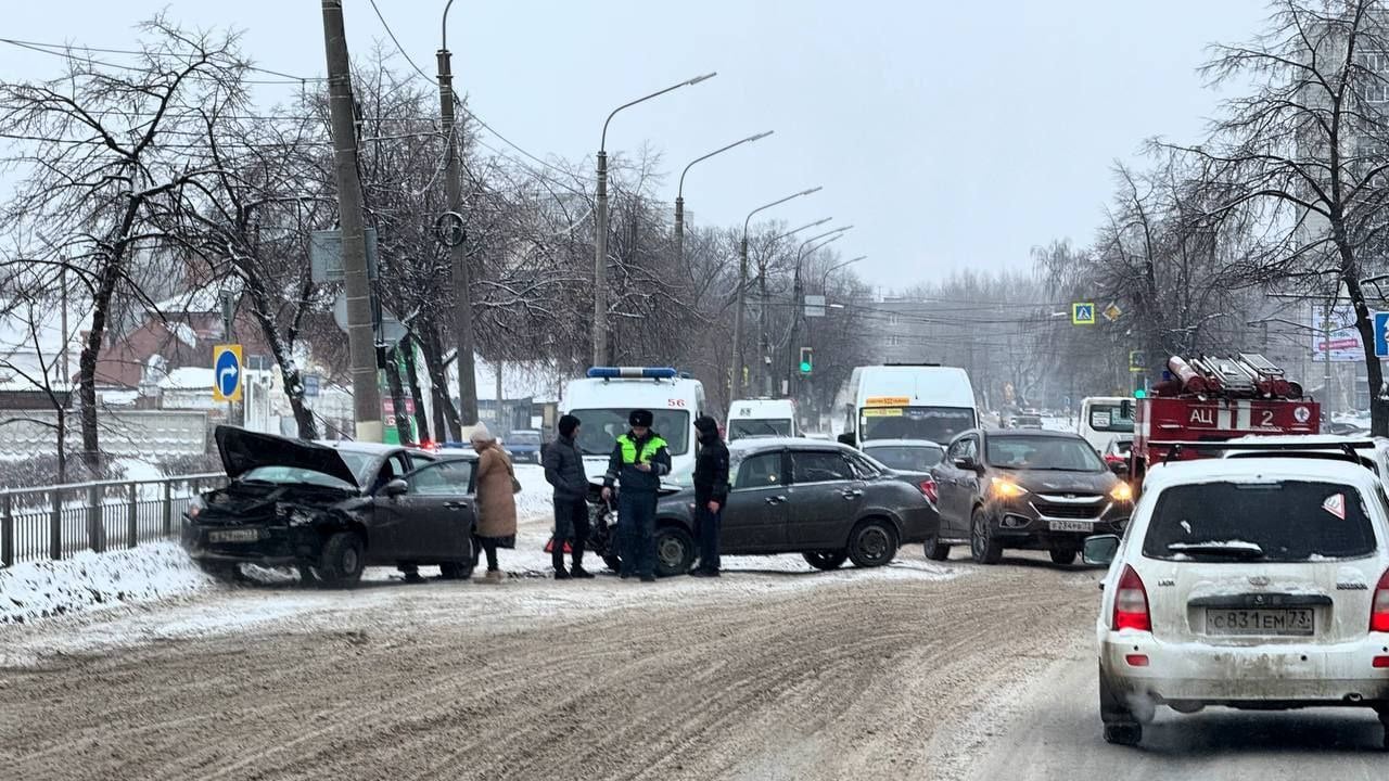 ДТП произошло на улице Кирова.  На месте работают ДПС и скорая помощь.  По данным «Яндекс.Карт», из-за аварии образовалась огромная пробка: встали улицы Хрустальная, Локомотивная, Карсунская, Инзенская и проспект Гая.  Фото: Ульяновск с высоты    Подписаться   Прислать новость