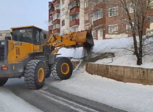 Опасную снежную горку ликвидировали в Братске Склон выходил на проезжую часть    Читать подробнее на сайте...