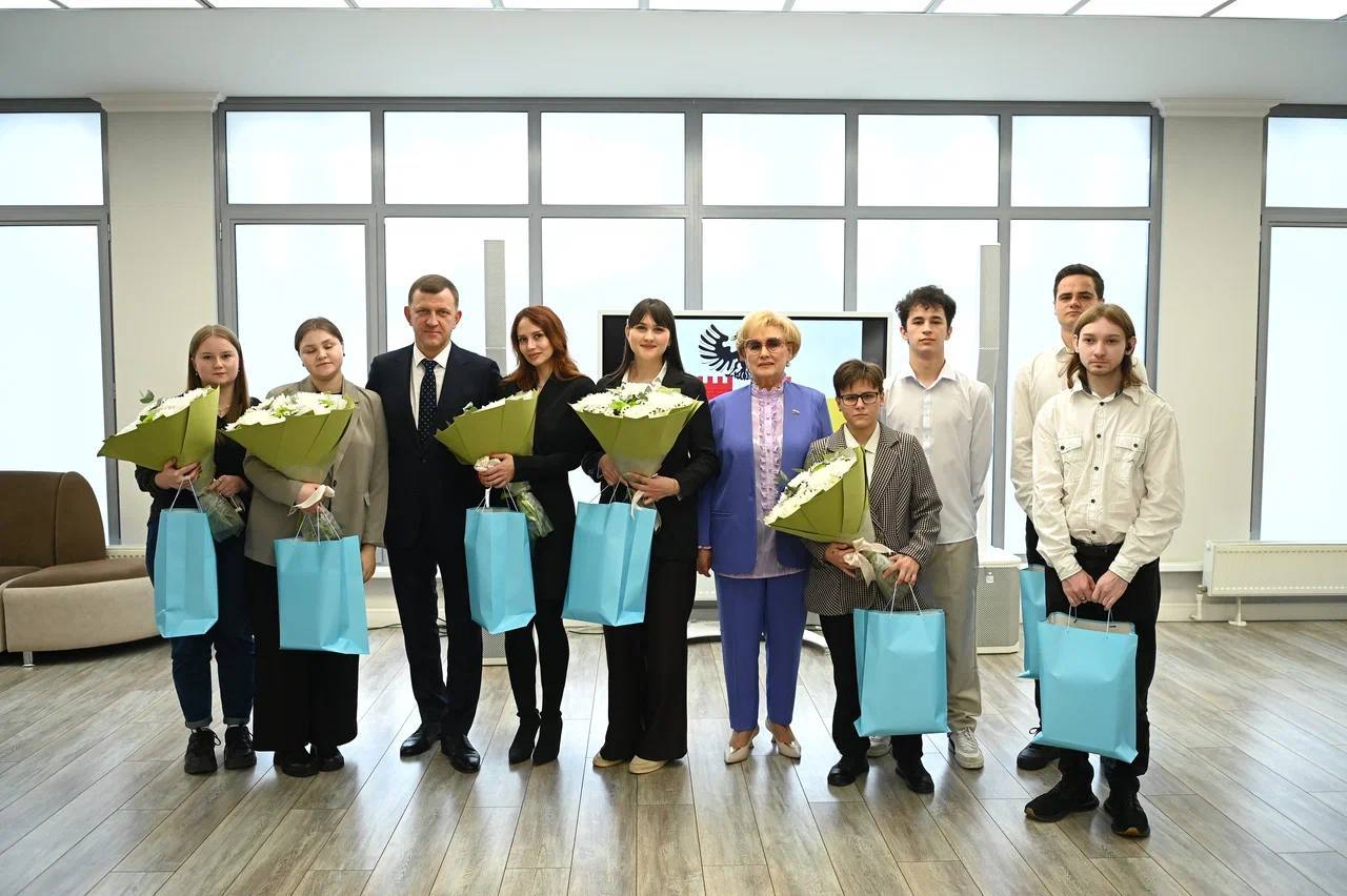 В Краснодаре состоялась торжественная церемония вручения жилья детям сиротам Ключи от новых однокомнатных квартир получили молодые люди из этой категории горожан В мероприятии приняли участие мэр города Евгений Наумов и председатель Городской думы Вера Галушко которые поздравили новых собственников По словам Наумова этот день стал для выпускников особенным знаковым событием Все предоставленные квартиры полностью отремонтированы и оснащены необходимой сантехникой что позволяет сразу въезжать и жить Новое жилье расположено в современном районе города где уже функционирует детский сад а также ведется строительство школы Югополис Прислать фото или видео