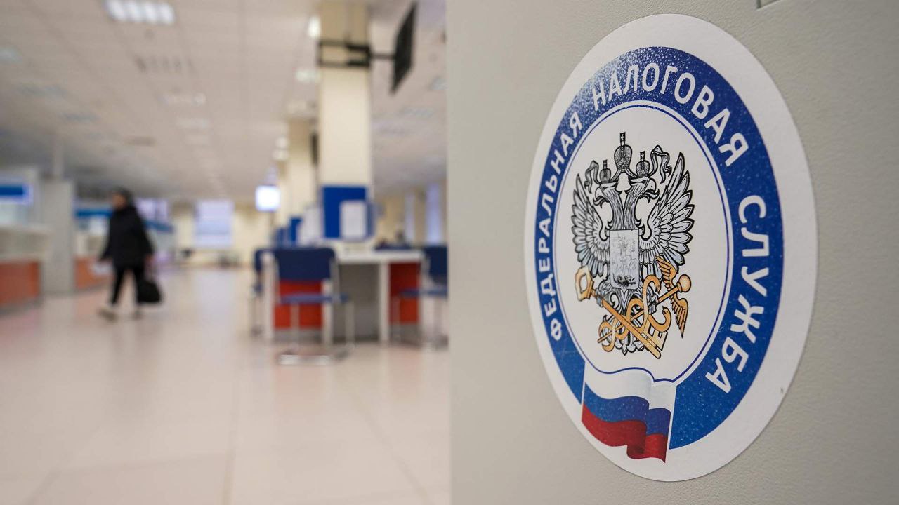Российская налоговая начислила вдвое больше пеней в этом году: 183 млрд только за I квартал, следует из данных ФНС. Причины в том, что увеличилась ставка взыскания за просрочки, повысилась ключевая исходя из которой рассчитываются пени и в целом усилился контроль за недобросовестным бизнесом.
