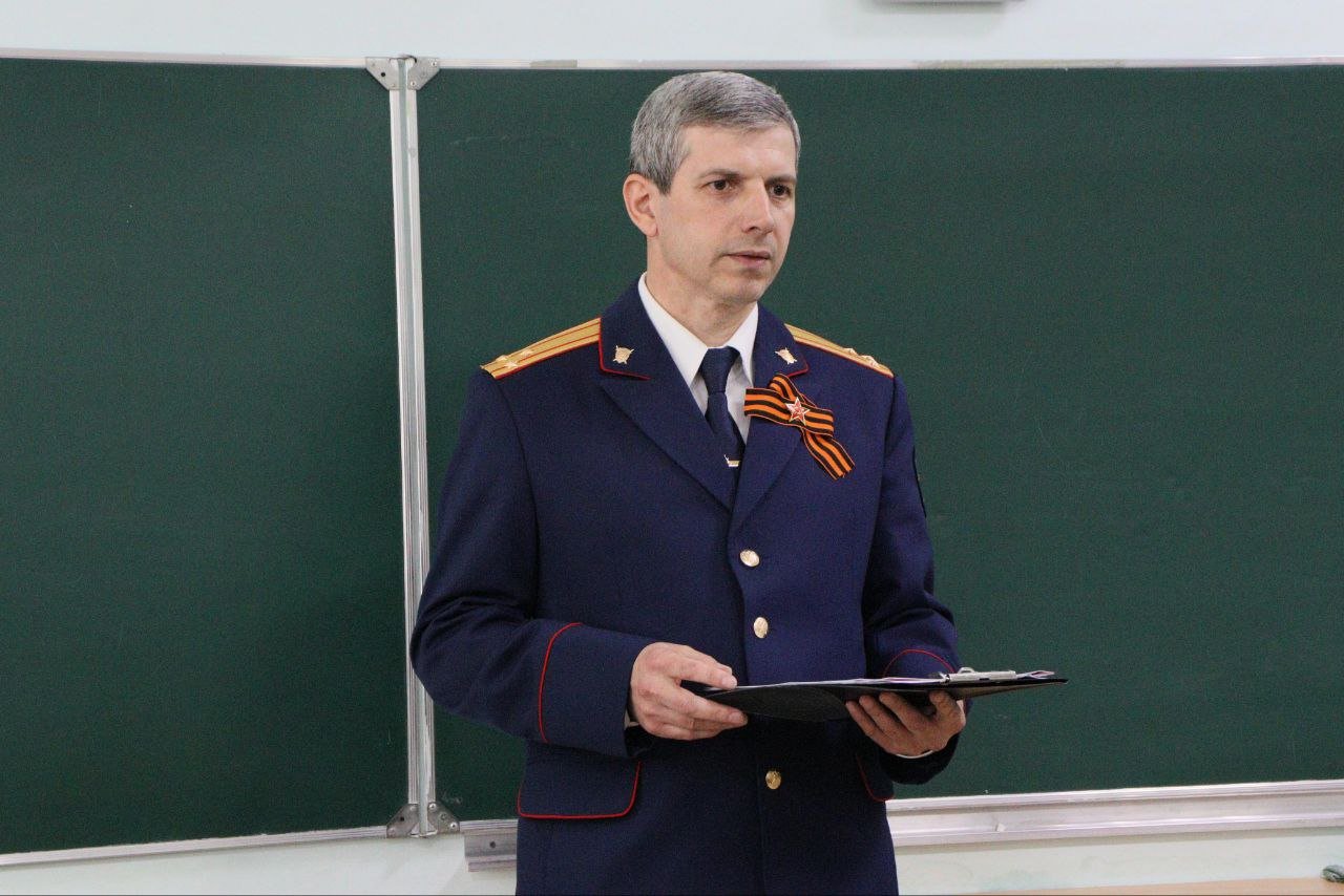 Сотрудник следственного управления провел «Урок мужества» в профильном кадетском классе Старший помощник руководителя следственного управления по общественно-политической работе Расул Темирбеков провел «Урок мужества» для учеников профильного кадетского класса СК России, посвященный 80-й годовщине Победы в Великой Отечественной войне 1941-1945 гг. и вкладу дагестанцев в достижении Великой Победы. Представитель ведомства рассказал детям о роли Дагестана в годы Великой Отечественной войны, о подвигах дагестанцев, мужестве и героизме жителей республики на фронтах и в тылу. Сотрудник следственного управления отметил, что всего в годы войны Дагестан направил на фронт 180 тысяч мужественных воинов, из них погибло более 90 тысяч человек. Промышленные предприятия республики выполняли военные заказы, которые производили необходимую фронту продукцию. Промышленность Дагестана выпускала около 40 видов вооружения и боеприпасов. Только завод им. М. Гаджиева изготовлял 16 тысяч снарядов в день, а завод Двигательстрой ежедневно отправлял фронту 9 вагонов снарядов. За годы войны народы Дагестана в фонд обороны страны внесли свыше 1 миллиарда рублей. На собранные средства были построены 3 бронепоезда, танковая колонна имени Шамиля, авиаэскадрильи. Более 60 дагестанцев удостоены высокого звания Героя Советского Союза, 8 человек стали кавалерами Ордена Славы всех трех степеней. Трое дагестанцев в годы войны командовали дивизиями. В завершение урока Расул Темирбеков подчеркнул важность сохранения исторической памяти, наследия многонационального народа России, воспитания подрастающего поколения в духе патриотизма и почитания памяти защитников Родины.