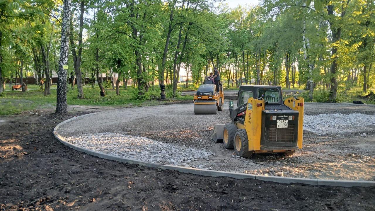 В Волновахе восстанавливают Летний парк, проект благоустройства которого стал победителем Всероссийского конкурса комфортной городской среды. Андрей Чертков рассказал о ходе работ на объекте: «Уже завершены демонтажные работы. Строители приступили к обустройству новых игровых площадок, территории для занятия спортом и воркаутом, велопарковки. А в центре скоро появится круглый фонтан с амфитеатром» Фото: тг-канал врио Председателя Правительства ДНР