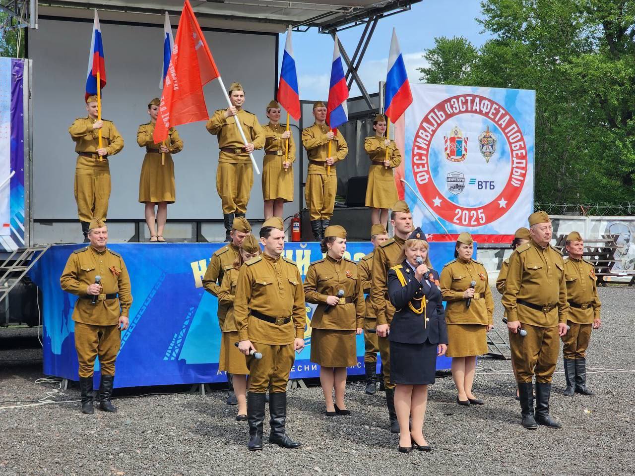 В Петербурге прошёл фестиваль «Эстафета Победы» Он был посвящен 80-летию Победы в Великой Отечественной войне и году Защитника Отечества. Гостями стали сотрудники и военнослужащие Росгвардии и пограничной службы с членами семей, ветераны, воспитанники общественного движения «Гвардейская смена», учащиеся подшефных классов Росгвардии. Программа включала экскурсии по экспозиции «Ленрезерва», выставку спецтехники, вооружения, и др. Украшением фестиваля стал концерт с участием ансамбля песни и пляски «Невский дозор» Погрануправления и артистов студенческого Дворца культуры РГПУ им. А.И.Герцена. Фото: Росгвардия Петербурга Вечерний Санкт-Петербург