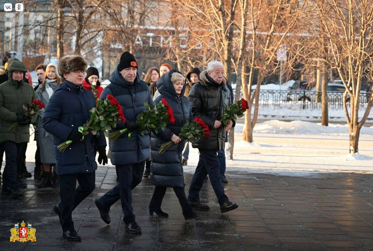 Полпред президента на Урале Артём Жога уехал в командировку, поэтому скорее всего не примет участие в традиционном возложении цветов к памятнику Борису Ельцину 1 февраля, в День рождения первого президента России.   При этом губернатор Евгений Куйвашев по данным telegram канала «Подливтика 2.0» тоже не примет участие в возложении цветов к памятнику Ельцину в Екатеринбурге.   Напомним, что все последние годы в церемонии принимали участие полпреды, губернатор Евгений Куйвашев, спикер Законодательного собрания Людмила Бабушкина, мэры Екатеринбурга.   Новости Екб тут