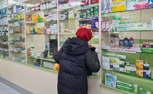 Сахалинцы пожаловались на нехватку лекарств: по каждому обращению пройдёт проверка Во время встречи с активистами «Народного фронта» губернатору Валерию Лимаренко передали 11 обращений от жителей Сахалинской области, касающихся перебоев с обеспечением лекарственными препаратами. По каждому факту будет проведена проверка. Кроме того, по личному обращению жительницы Южно-Сахалинска, работающей младшим воспитателем в детском саду, власти окажут содействие в оформлении льготной ипотеки.