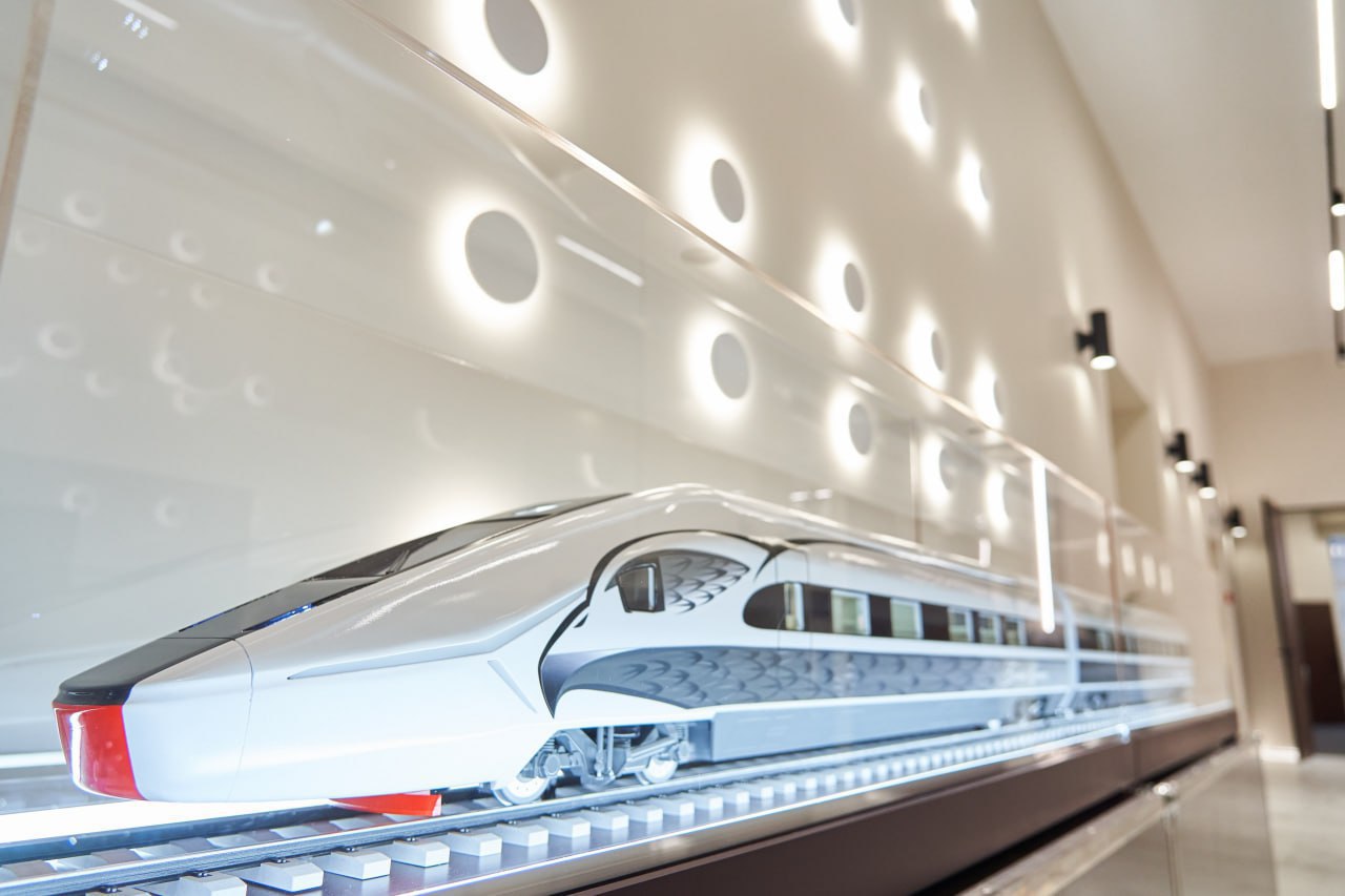 Поезда на ВСМ Москва Санкт Петербург будут ходить каждые 15 минут Поезда на Высокоскоростной железнодорожной магистрали ВСМ Москва Санкт Петербург будут отправляться каждые 15 минут Об этом сообщили в пресс службе Минтранса РФ по итогам дискуссии с участием вице премьера Виталия Савельева на полях выставки Транспортная неделя В рамках дискуссии также отметили что первая ВСМ сократит время в пути между столицами до 2 часов 15 минут Поезда на магистрали будут ходить со скоростью до 400 км ч   По оценкам экспертов после запуска ВСМ около 45 48 пассажиропотока перейдет из авиации на железные дороги При этом высвободятся ресурсы для дополнительных грузоперевозок В частности грузы перераспределятся на Октябрьскую железную дорогу Минтранс РФ Подпишитесь на Ведомости Северо Запад