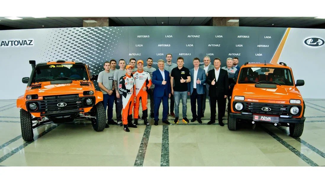 АвтоВАЗ показал экстремальную «Ниву» с турбомотором для ралли-рейдов В прошлом году Niva участвовала в ралли-рейде «Шёлковый путь» в «почти серийном» классе T2 и поэтому оснащалась атмосферными двигателями, близкими к применяемым на товарных машинах. Сейчас класс участия повышен до «Рейд Спорт», и у новой машины под названием Lada Niva Sport Turbo 1,6-литровый наддувный мотор. Агрегат, созданный по образцу использующегося на гоночной Lada Vesta класса «Супер-Продакшн», развивает 280 л.с. и 340 Нм. Работает он с новой шестиступенчатой «секвенталкой», дополненной блокируемым межосевым дифференциалом. Также Niva Sport Turbo отличается увеличенной до 2550 мм колёсной базой, расширенной до 1680 мм колеёй и дорожным просветом в 350 мм. В полностью независимой подвеске использованы сдвоенные амортизаторы, установлены поворотные кулаки из кованого алюминия и тормоза с четырёхпоршневыми суппортами и дисками на 302 мм. Среди прочих доработок — усиленный бензобак, каркас безопасности и гоночный кокпит с ковшеобразными креслами. В «Шёлковом пути» 2025 года примут участие две таких «Нивы». Марафон пройдёт в период с 12 по 22 июля.