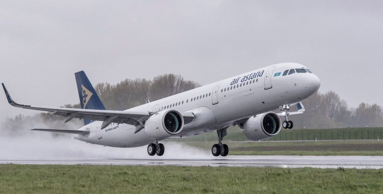 Air Astana договаривается о закупке до 50 самолетов Airbus A320 и A321 Казазстанская авиакомпания Air Astana подписала меморандум включающий 25 твердых заказов и 25 опционов на поставку авиалайнеров Airbus A320neo и A321neo Предполагается что первые поставки воздушных судов начнутся с 2031 года Планируется что основную часть заказа составит модель Airbus A321LR для выполнения дальнемагистральных рейсов в Азию и Европу Air Astana начала выполнять полеты на самолетах Airbus A320ceo в 2006 году Airbus A320neo в ноябре 2016 года Airbus A321LR в сентябре 2019 года ℹ Air Astana один из крупнейших авиаперевозчиков Казахстана со штаб квартирой в Алматы Воздушный флот авиакомпании насчитывает 62 самолета включая 59 авиалайнеров Airbus A320 и Airbus A321 Ранее LogiStan писал о том что в начале ноября 2025 года казахстанская авиакомпания Air Astana подписала контракт с американским концерном Boeing на поставку до 15 самолетов Boeing 787 9 Dreamliner Читайте также Boeing обещает начать поставки самолетов для Air Astana и Vietjet Qazaqstan во второй половине 2026 года Logistan info Логистика Авиаперевозки