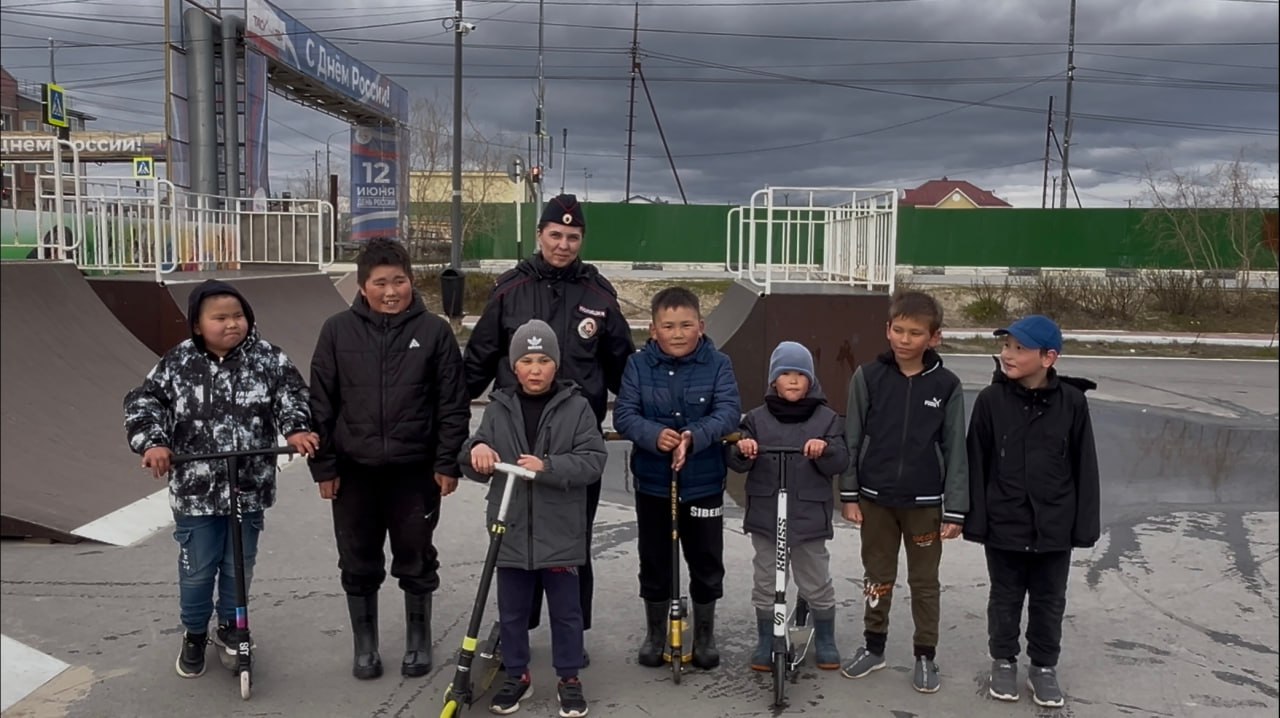 ‍ Тазовские автоинспекторы провели профилактическую беседу с детьми на скейт-площадке в рамках мероприятия «МОТО-ВЕЛО-СИМ».  Сотрудники Госавтоинспекции повторили с юными участниками дорожного движения правила безопасного передвижения на самокатах и велосипедах. Ребятам напомнили о необходимости использования защитной экипировки, правилах пересечения проезжей части и важности внимательности и осторожности на дороге.  Призываем родителей контролировать соблюдение детьми Правил дорожного движения и использовать защитную экипировку при катании на самокатах, велосипедах и других средствах передвижения!     #мвдроссии #полиция #гибддянао #гибдд #янао #тазовскийрайон