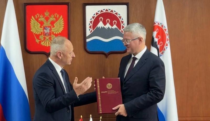 Камчатка и Беларусь выходят на новые горизонты сотрудничества Губернатор Камчатского края Владимир Солодов и делегация Республики Беларусь договорились о расширении сотрудничества в экономике спорте и сельском хозяйстве Это продолжение многолетнего партнерства которое уже дало значимые результаты в торговле науке и культуре За последние 10 лет Камчатка и Беларусь укрепили связи несмотря на географическую удаленность Теперь регион планирует увеличить поставки белорусских продуктов и открыть больше возможностей для камчатских спортсменов Особое внимание уделили обслуживанию белорусской техники которая активно используется на Камчатке   18 сентября исполняется 10 лет с момента подписания соглашения между Камчатским краем и Беларусью Подписаться Прислать Чат