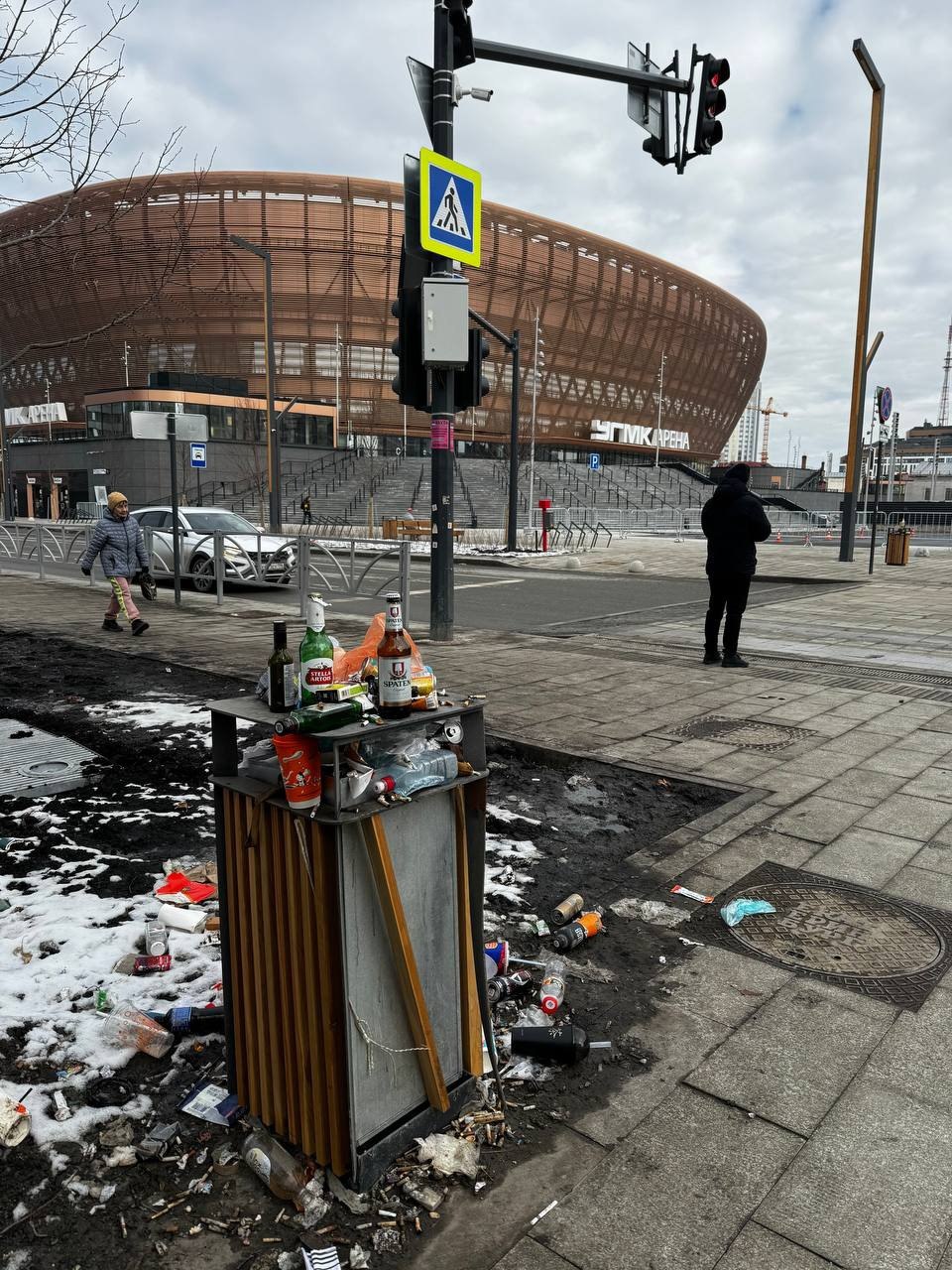 Возле новой ледовой арены Екатеринбурга образовалась помойка  По словам горожан, там образовались залежи мусора. Многие урны переполнены, и отходы просто лежат на тротуарах: их постепенно раздувает ветром по территории.  «Я болельщик „Автомобилиста“, хожу на каждый матч», — рассказал екатеринбуржец Матвей. — «Открылась новая арена, всё красиво и с размахом, а это что за помойка? Такой беспорядок ещё с прошлой игры с ХК „Сочи“, который был 16 марта. Скоро к нам приедут гости из Уфы, Санкт-Петербурга и Магнитогорска. Очень стыдно».  в мэрии Екатеринбурга заверили, что вопрос с уборкой будет скоро решен.  «Формально арена пока является стройплощадкой. Но коммунальные службы идут навстречу и убирают даже тот мусор, который не обязаны. Скоро объект передадут на баланс  района  и все будут убирать более тщательно», — сообщили в администрации города.