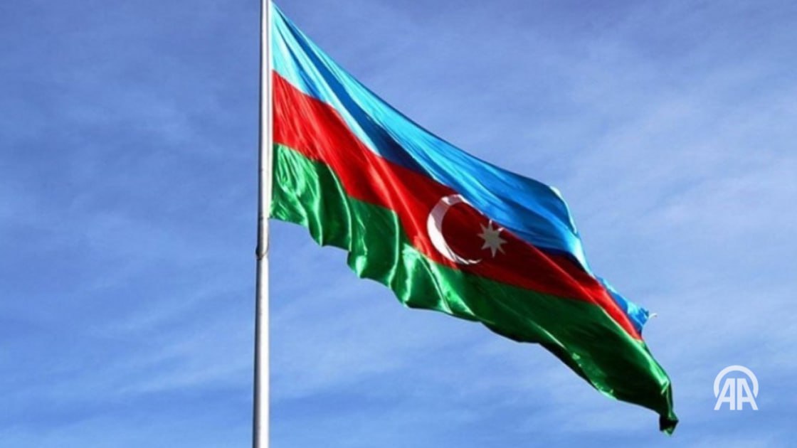 Азербайджан в воскресенье 9 ноября отмечает День государственного флага По случаю дня Государственного флага в стране будут организованы различные мероприятия Государственный флаг Азербайджана представляет собой прямоугольное полотнище состоящее из трех одинаковых по ширине горизонтально расположенных цветных полос верхней голубого цвета средней красного цвета и нижней зеленого цвета На обеих сторонах флага в середине красной полосы расположены полумесяц и восьмиконечная звезда белого цвета Подробнее на нашем сайте v aa com tr 3738828 24 7 в сутки с Агентством Анадолу