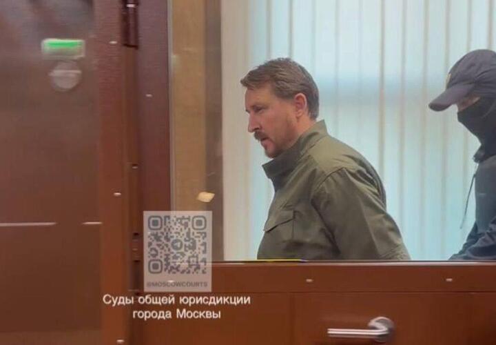 Бывшему мэру Сочи Алексею Копайгородскому следствие утяжелило обвинение, вменив легализацию имущества, нажитого преступным путем. Об этом пишет ТАСС, ссылаясь на источник в правоохранительных органах. Три эпизода легализации преступно нажитого с супругой имущества на общую сумму более 104 млн рублей добавили к ранее вмененным особо крупным взяткам и растрате. – В отношении Алексея Копайгородского и Янины Копайгородской возбуждено новое уголовное дело по трем эпизодам легализации бывшим чиновником особо крупных взяток, полученных им ранее за попустительство по службе, путем совершения обвиняемыми финансовых операций и сделок с приобретенной супругами недвижимостью, – говорится в сообщении. Однако, по словам собеседника агентства, обвинение Янине Копайгородской еще не предъявлено. : суды общей юрисдикции Москвы Подписаться Буст