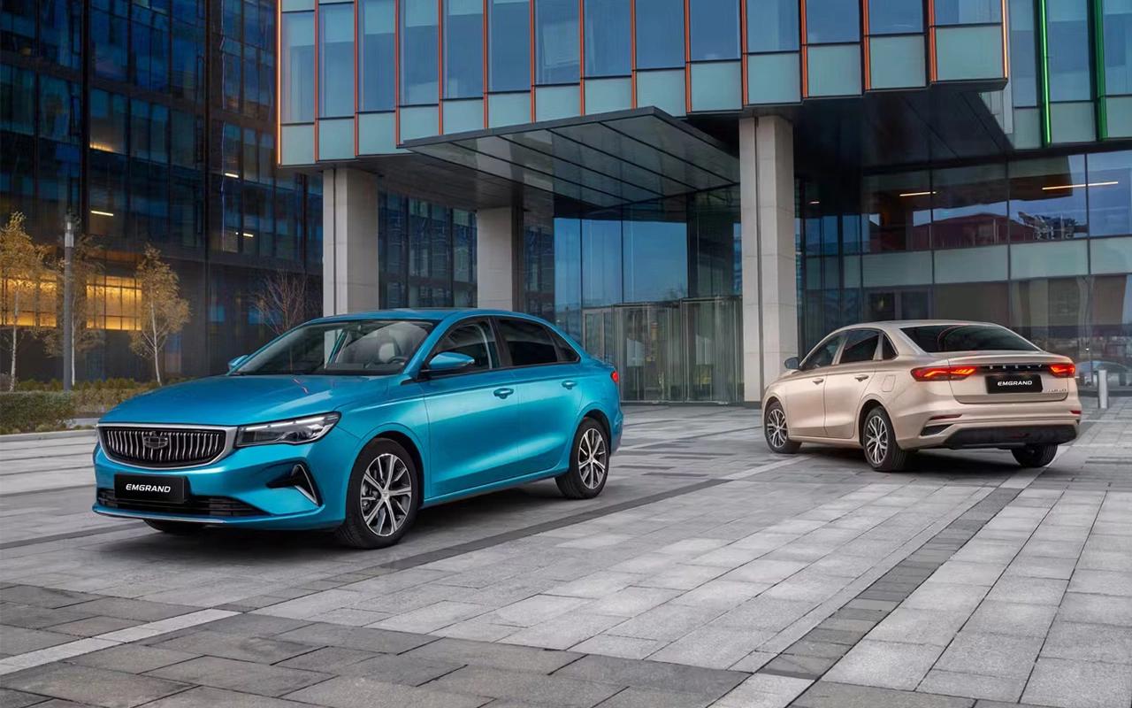 Geely отказался от поставок Emgrand в Россию Седан исчез с сайта российского представительства китайской марки На это обратил внимание корреспондент Autonews В пресс службе Geely Autonews пояснили что данная модель пока есть в наличии у дилеров однако дальнейших поставок Emgrand текущего поколения не планируется На данный момент Geely Emgrand есть в наличии у некоторых дилеров Новые поставки текущего поколения модели в Россию не планируются заявили в представительстве бренда эксклюзив autonews