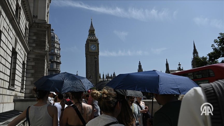 2025 год разделит рекорд с 2023 годом и станет вторым самым жарким годом в истории наблюдений следует из отчета Коперник Copernicus программы непрерывных наблюдений за состоянием Земли которая управляется Европейской комиссией Согласно ежемесячному анализу температур опубликованному Copernicus ноябрь 2025 года стал третьим самым теплым ноябрем в глобальном масштабе В прошлом месяце средняя глобальная температура поверхности была на 0 65 градуса выше среднего показателя за период 1991 2020 годов и составила 14 02 градуса В северной части Канады и Арктическом океане были зарегистрированы температуры выше нормы Подробнее на нашем сайте http v aa com tr 3765970 24 7 в сутки с Агентством Анадолу