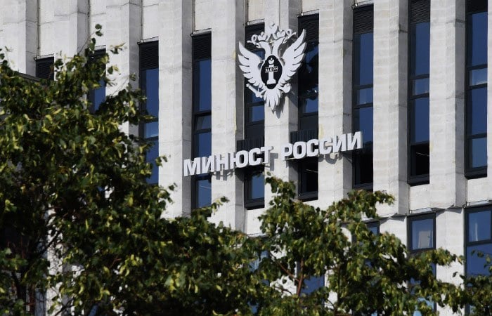 Министерство юстиции предлагает расширить уголовную ответственность за DDoS-атаки, заявил замглавы ведомства Вадим Федоров на ХIII Петербургском международном юридическом форуме."Предлагается криминализировать неправомерное воздействие на компьютерную информацию посредством DDoS атак", - сказал он.Сейчас уголовная ответственность предусмотрена за "неправомерный доступ к охраняемой законом компьютерной информации" и за "создание, использование и распространение вредоносных компьютерных программ".Выступая на форуме, Федоров также затронул тему распространения безналичных расчетов, которая позволяет мошенникам мгновенно совершать переводы между счетами разных лиц и выводить похищенные средства.