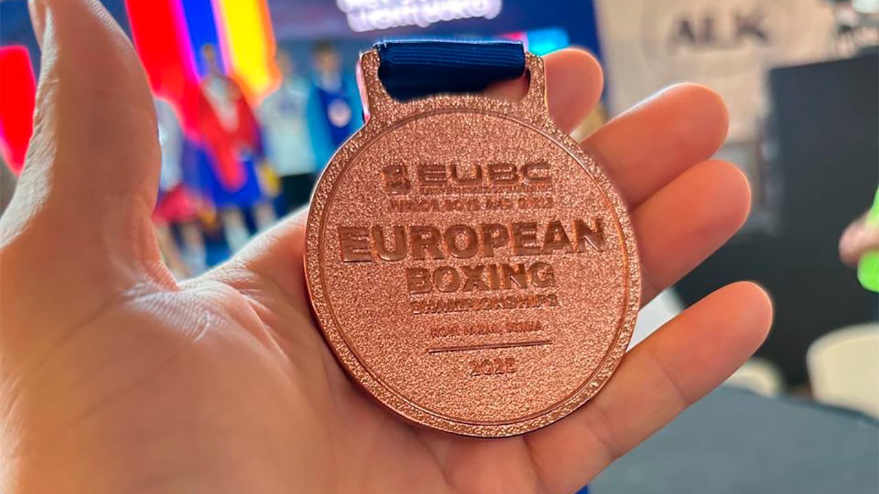 Краснодарский спортсмен выиграл бронзовую медаль на первенстве Европы по боксу Европейской первенство среди юношей и девушек 15-16 лет прошло в Сербии. На соревнования приехали 164 спортсмена. Краснодарец Алан Тлехас выступает в весовой категории до 57 килограмм. В полуфинале первенства Европы он встретился с соперником из Армении Кареном Захаряном. — Для такого юного возраста — это не просто медаль, а шаг к будущим большим победам. Такие успехи вдохновляют сверстников и доказывают, что с трудом и настойчивостью возможно всё, — отметил замглавы Краснодара Денис Ярченко. Алан Тлехас занимается в спортивной школе №9. Его тренирует Артём Поротиков. Денис Ярченко поздравил спортсмена и его тренера с таким отличным результатом и пожелал дальнейших побед и новых вершин. #спортКРД Читайте нас: Телеграм ВК Дзен Все каналы администрации