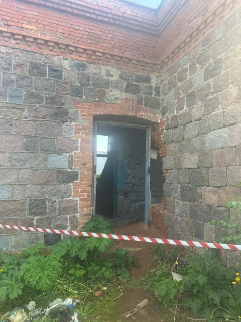 Две девочки погибли при обрушении бетонной плиты на бывшей скотобойне. Им было 11 и 12 лет. Трагедия произошла возле старой фермы в Волосовском районе в Ленобласти. СК выясняет все обстоятельства инцидента.